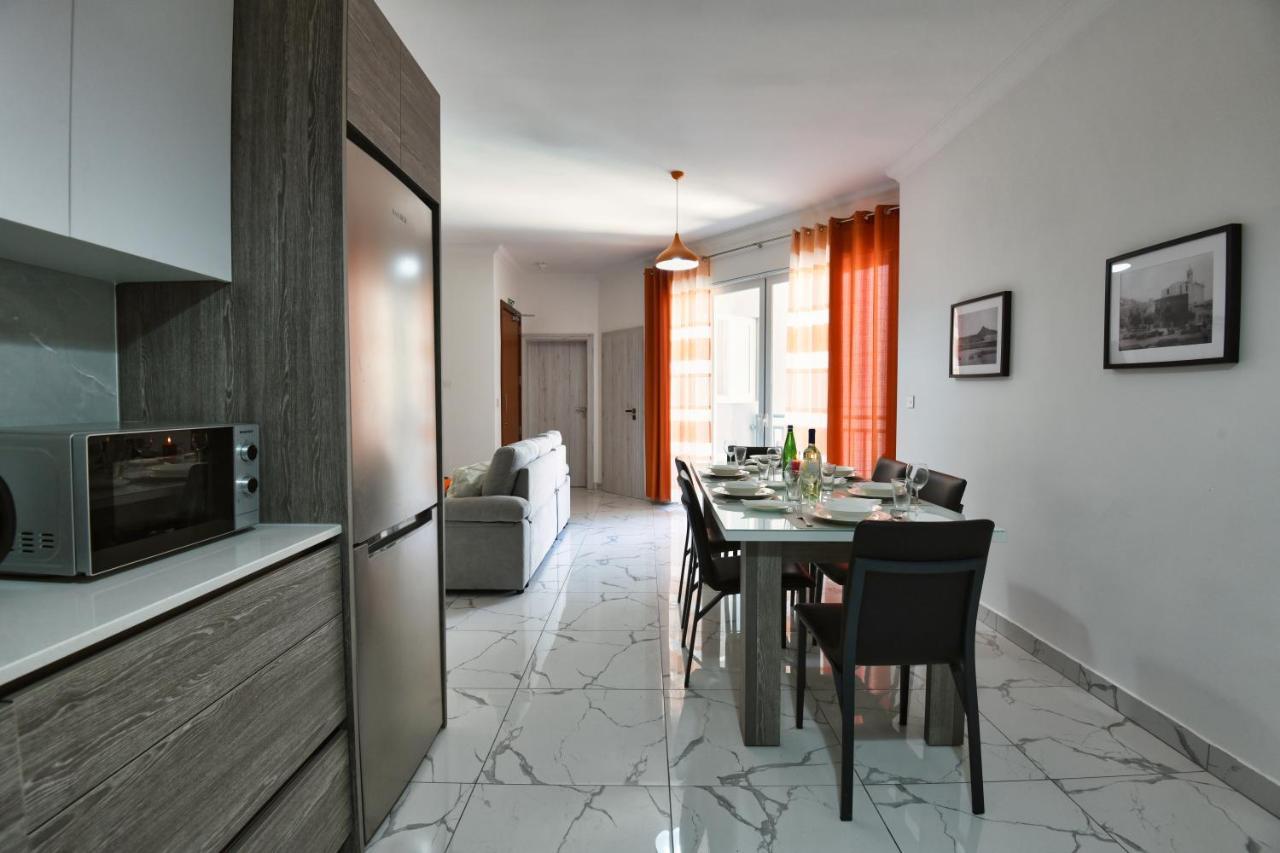 A Bed Of Roses Apartment Marsalforn Bagian luar foto