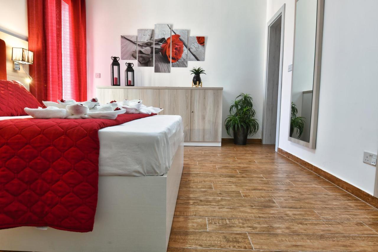 A Bed Of Roses Apartment Marsalforn Bagian luar foto
