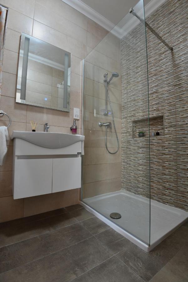 A Bed Of Roses Apartment Marsalforn Bagian luar foto