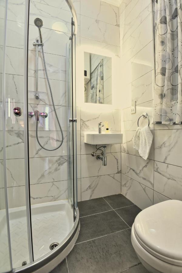A Bed Of Roses Apartment Marsalforn Bagian luar foto