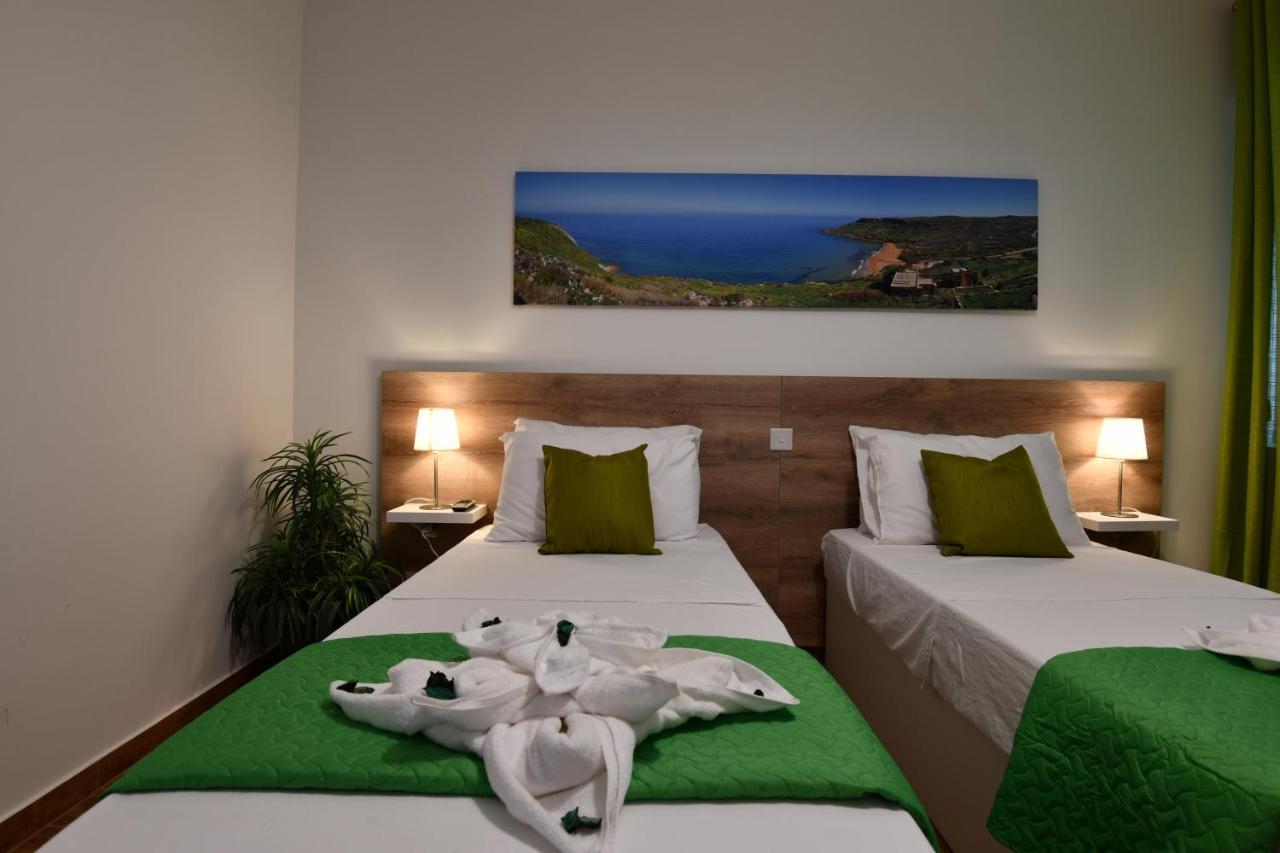 A Bed Of Roses Apartment Marsalforn Bagian luar foto