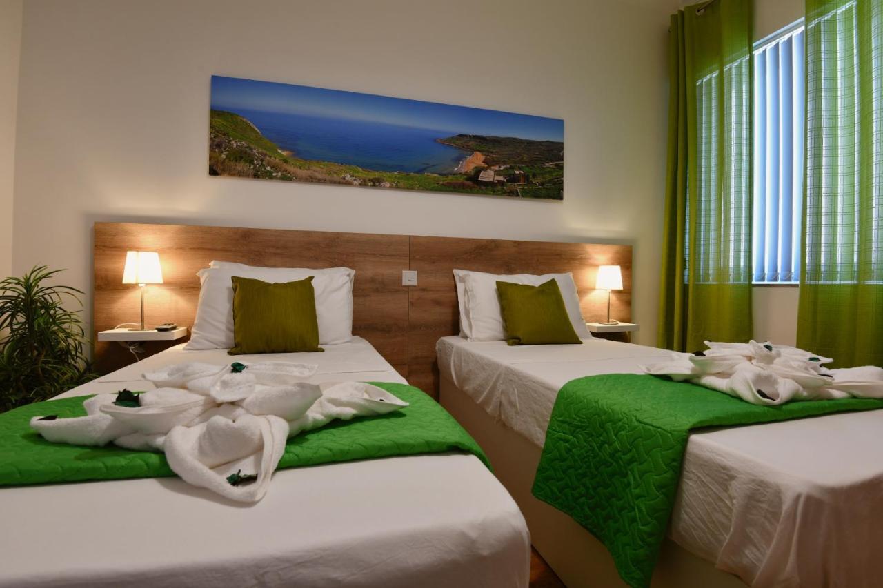 A Bed Of Roses Apartment Marsalforn Bagian luar foto