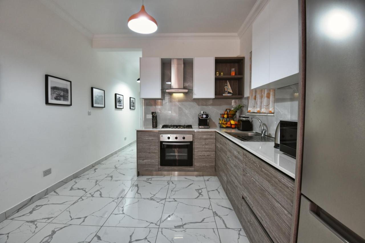 A Bed Of Roses Apartment Marsalforn Bagian luar foto