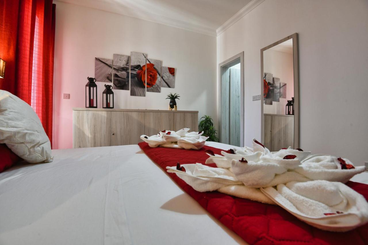 A Bed Of Roses Apartment Marsalforn Bagian luar foto