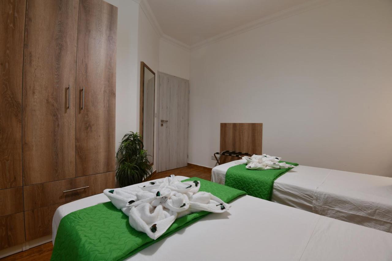 A Bed Of Roses Apartment Marsalforn Bagian luar foto
